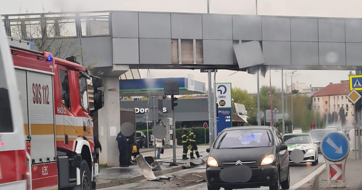 Vodič nákladného auta zachytil lávku pre peších, foto: FB Polícia SR Trnavský kraj