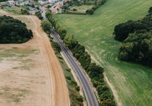 Trnavská župa pokračuje v opravách ciest naprieč krajom a po dvoch úspešne zrealizovaných etapách rekonštrukcie cesty medzi Hlohovcom a Bojničkami pripravuje poslednú. Tentoraz sa práce sústredia na prieťah obcou Bojničky, ktorý bol počas uzávery mosta ponad rieku Váh v Hlohovci výrazne zaťažený ako obchádzková trasa. Zdroj: TTSK