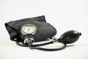 Hypertenzia patrí medzi najrozšírenejšie ochorenia súčasnosti. Svetový deň hypertenzie (17. máj) pripomína, že vysoký krvný tlak si netreba spájať len so staršími ročníkmi – čoraz častejšie sa objavuje aj u mladších ľudí. Zdroj: www.pixabay.com
