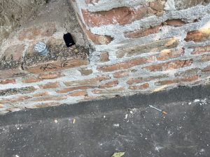 Od júna do konca decembra v Seredi v okrese Galanta opäť pokračuje monitoring a odborný zber voľne pohodených injekčných striekačiek. Túto preventívnu službu bude vykonávať občianske združenie (OZ) STORM. Zdroj: redakcia Trnava Report