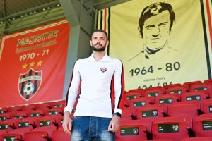 Futbalový klub FC Spartak Trnava na svojej oficiálnej stránke informoval, že sa dohodol na pokračovaní spolupráce s ďalšou oporou. Odchovanec Erik Sabo predĺžil zmluvu a ostáva v Trnave minimálne do leta 2027. Zdroj: FC ST - Lukáš Grinaj