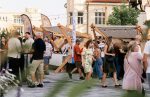 Reťazové žiarovky sa natiahnu ponad námestie a prvý pohár dobrého vína sa naleje ešte predtým, než sa objaví oranžové večerné zore. Dajte si Randevú pri víne už 12. júna od 17.00 h na Námestí SNP v Trnave. Zdroj: Zaži v Trnave